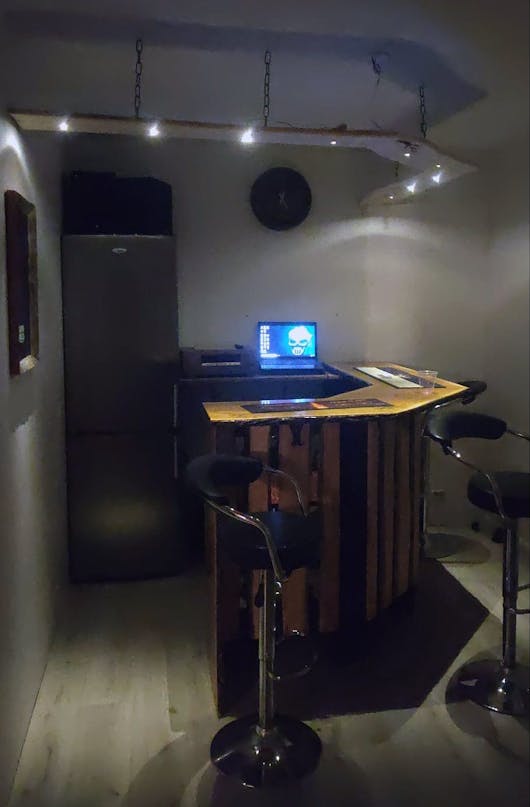 Kælderbar beklædt med kalmarbrædder Kælderbar beklædt med kalmarbrædder